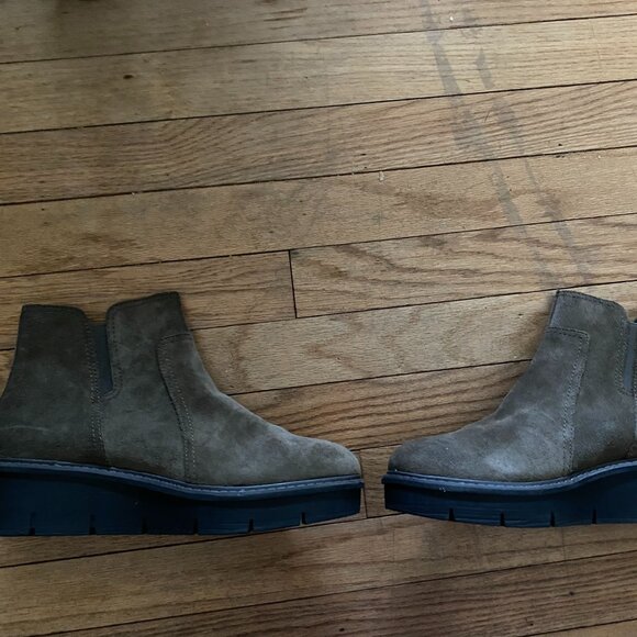 CLARKS Women's Dark Olive Ankle Zip Suede AIRABELL Wedge Booties Boots - Sz 10 - Picture 1 of 3